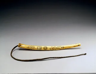 Ridpiska, graverat wapitihorn, Crow-nationen, ca 1840